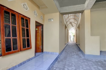 Oyo Life 92846 Kost Putra Griya Eka,,2 star