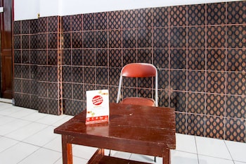 Oyo Life 92846 Kost Putra Griya Eka,,2 star
