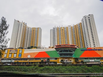 Modern Look And Homey 2Br At Great Western Resort Apartment,,3 star
