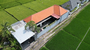 villa clove cemagi