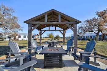 Wine Country Cottage With Scenic Hill Country Views,,3 star