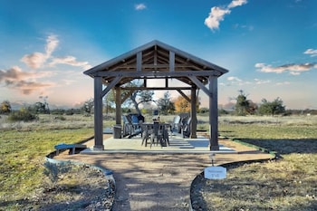 Stargazing Retreat At Lone Star Cottage,,3 star