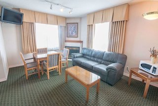 Ramada By Wyndham Thunder Bay Airlane Hotel,Ontario>>Thunder Bay,3 star