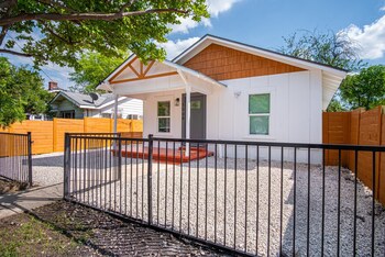 charming 3br 1ba close to vibrant downtown