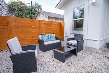 charming 3br 1ba close to vibrant downtown