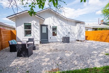 charming 3br 1ba close to vibrant downtown