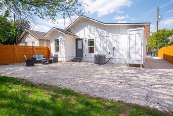 charming 3br 1ba close to vibrant downtown