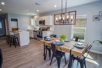 charming 3br 1ba close to vibrant downtown