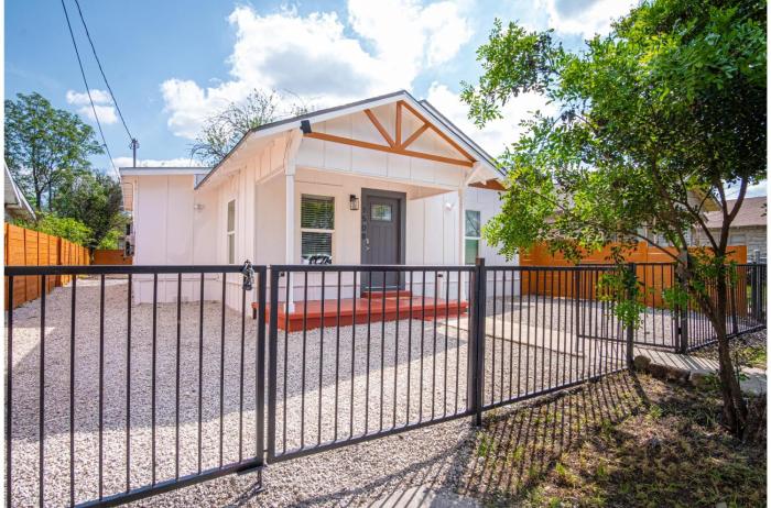 charming 3br 1ba close to vibrant downtown