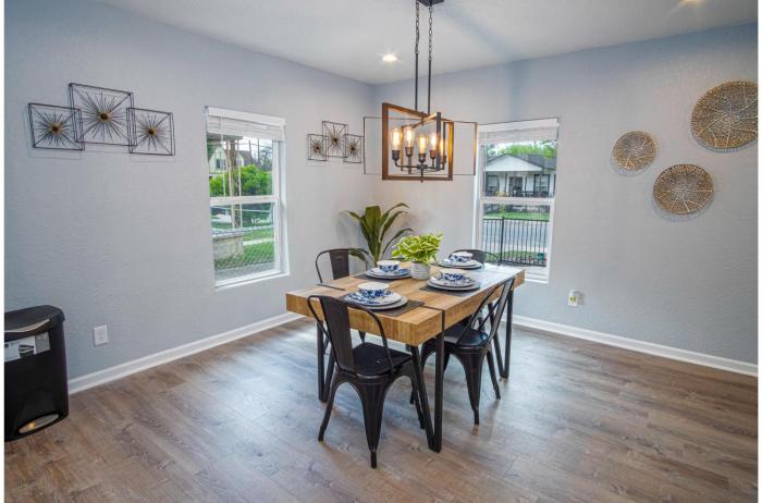 charming 3br 1ba close to vibrant downtown