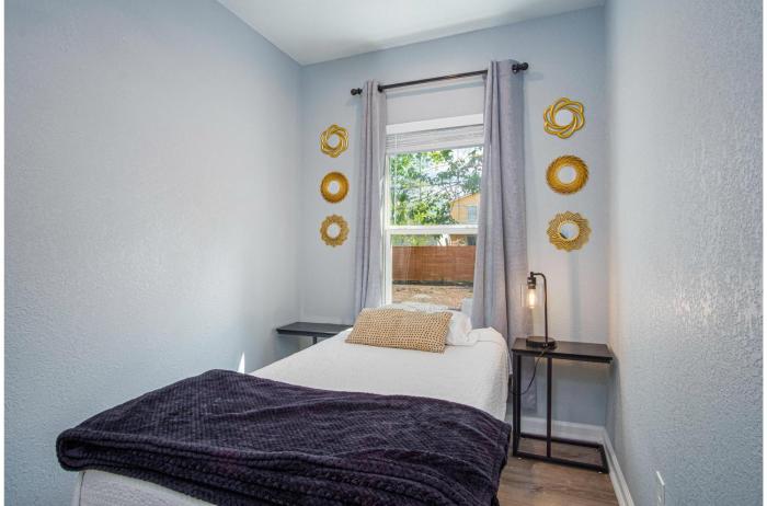 charming 3br 1ba close to vibrant downtown