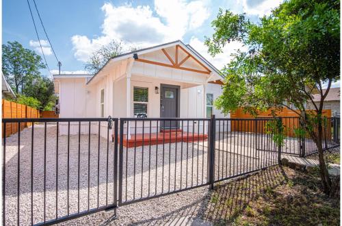 charming 3br 1ba close to vibrant downtown
