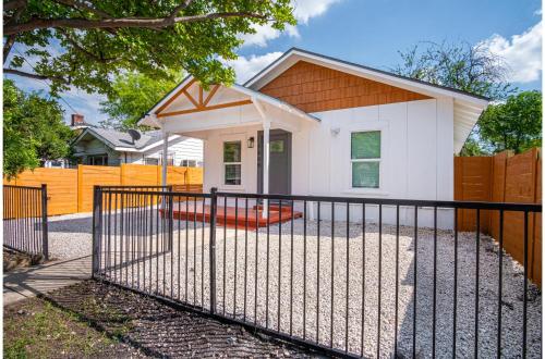charming 3br 1ba close to vibrant downtown