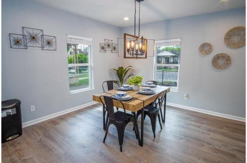 charming 3br 1ba close to vibrant downtown