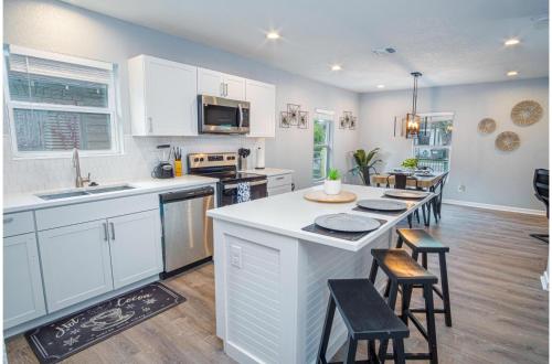 charming 3br 1ba close to vibrant downtown