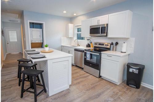 charming 3br 1ba close to vibrant downtown