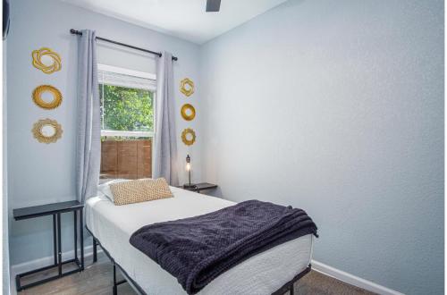charming 3br 1ba close to vibrant downtown