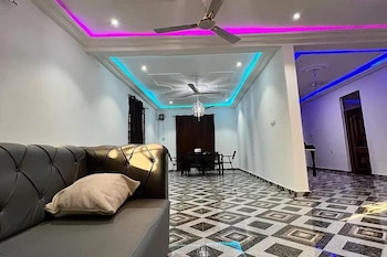 5 Bedroom House Sleeps 12 -Balcony -Hired Security,,3 star