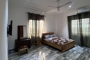 5 Bedroom House Sleeps 12 -Balcony -Hired Security,,3 star