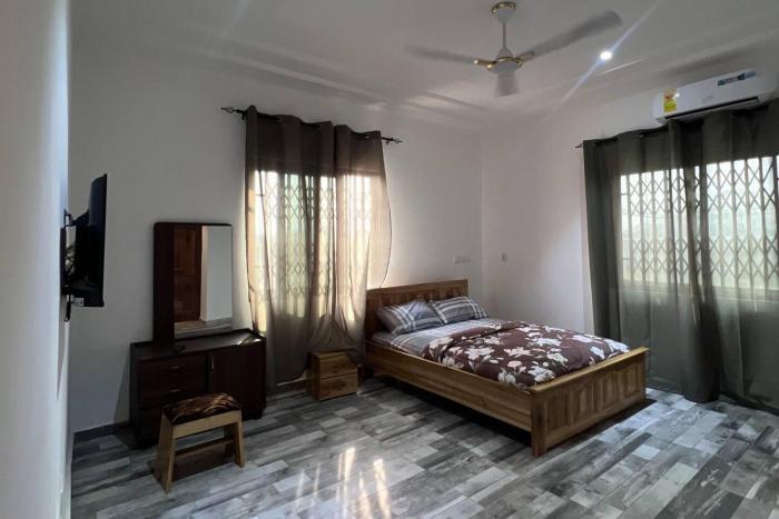 5 bedroom house sleeps 12 balcony hired security