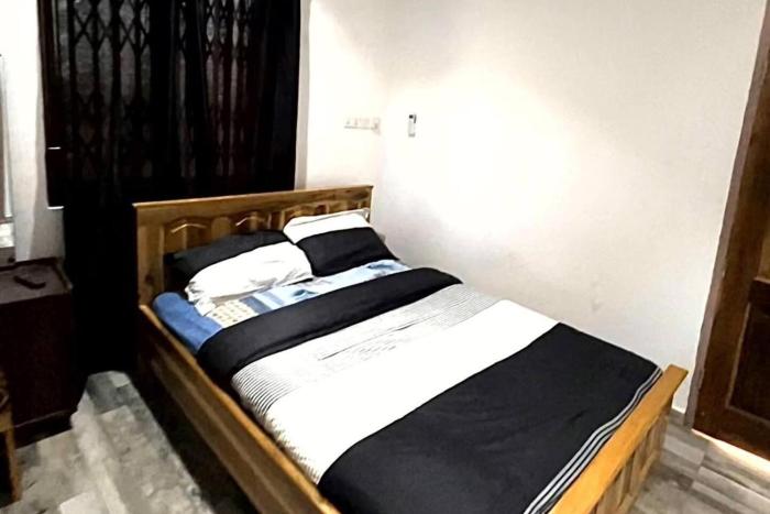 5 bedroom house sleeps 12 balcony hired security