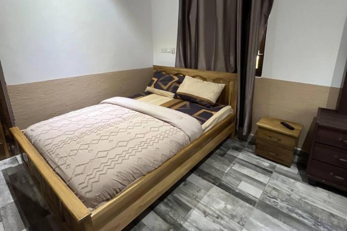 5 bedroom house sleeps 12 balcony hired security