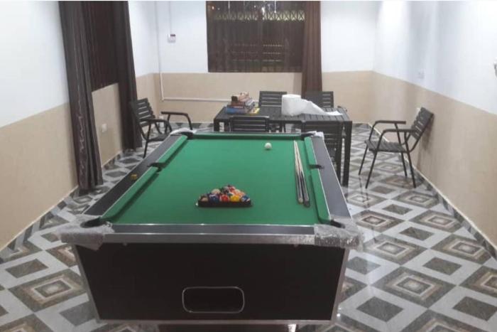 5 bedroom house sleeps 12 balcony hired security