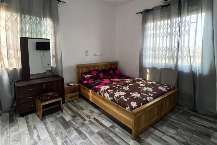 5 bedroom house sleeps 12 balcony hired security