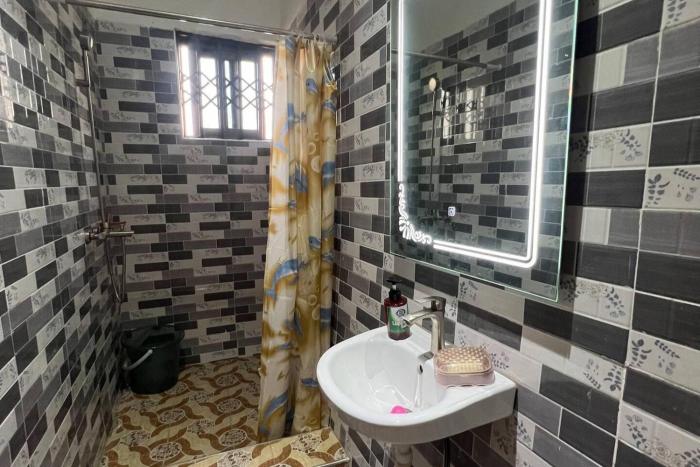 5 bedroom house sleeps 12 balcony hired security