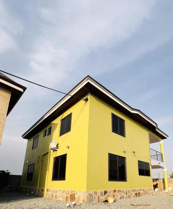 5 bedroom house sleeps 12 balcony hired security