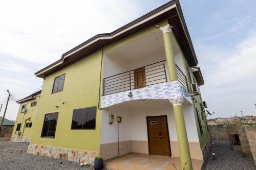 5 bedroom house sleeps 12 balcony hired security