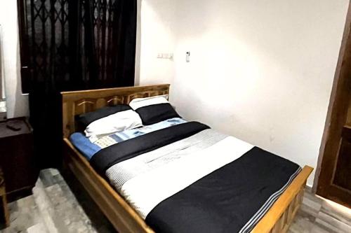 5 bedroom house sleeps 12 balcony hired security