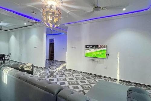 5 bedroom house sleeps 12 balcony hired security