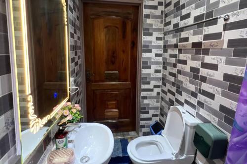 5 bedroom house sleeps 12 balcony hired security