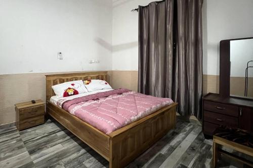 5 bedroom house sleeps 12 balcony hired security