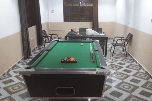5 bedroom house sleeps 12 balcony hired security