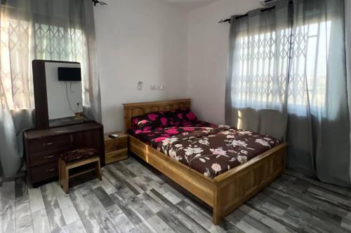 5 bedroom house sleeps 12 balcony hired security