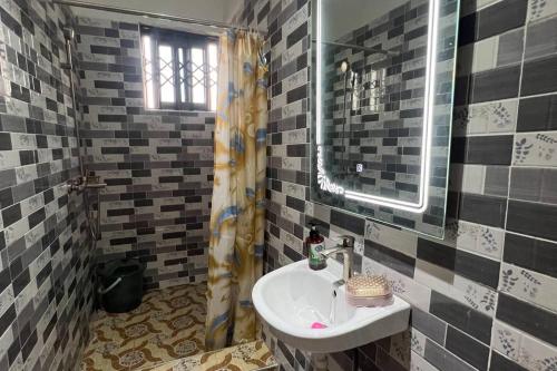 5 bedroom house sleeps 12 balcony hired security