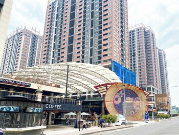 Homey 2Br With Work Space At Meikarta Apartment,,2 star