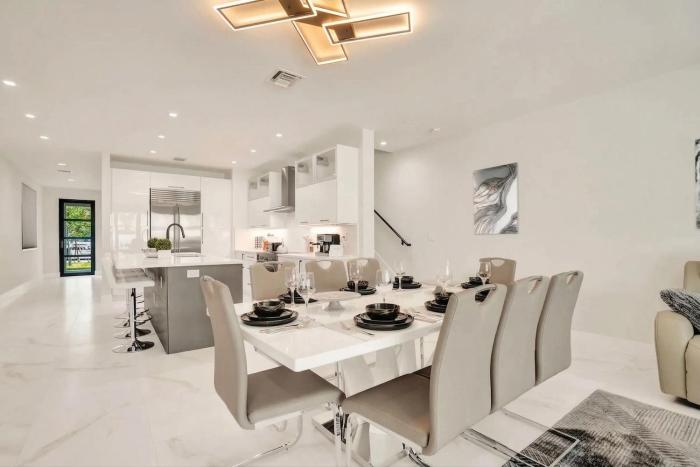 luxury paradise walk to las olas 5 mins to beach