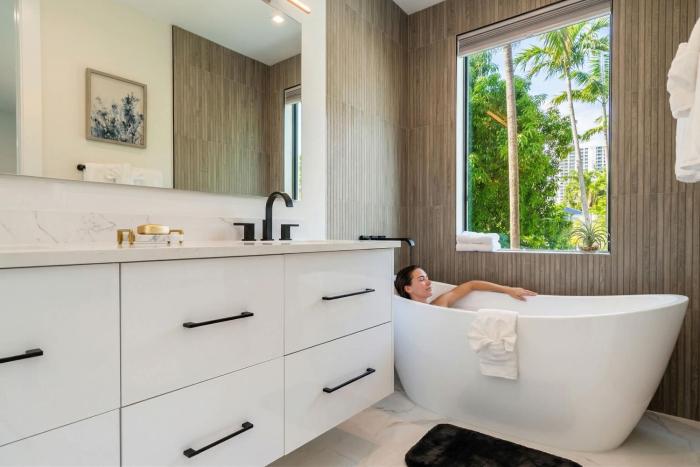 luxury paradise walk to las olas 5 mins to beach