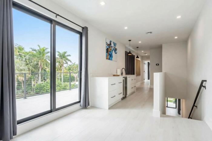 luxury paradise walk to las olas 5 mins to beach