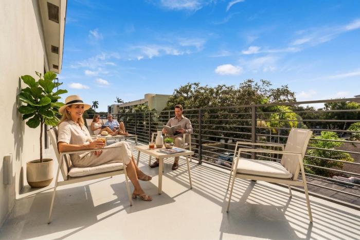 luxury paradise walk to las olas 5 mins to beach