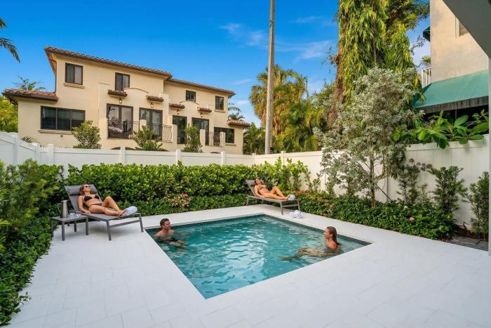 luxury paradise walk to las olas 5 mins to beach