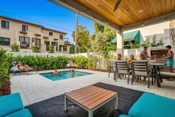 luxury paradise walk to las olas 5 mins to beach