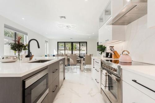 luxury paradise walk to las olas 5 mins to beach