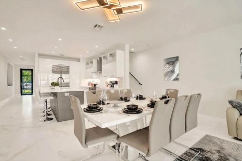 luxury paradise walk to las olas 5 mins to beach