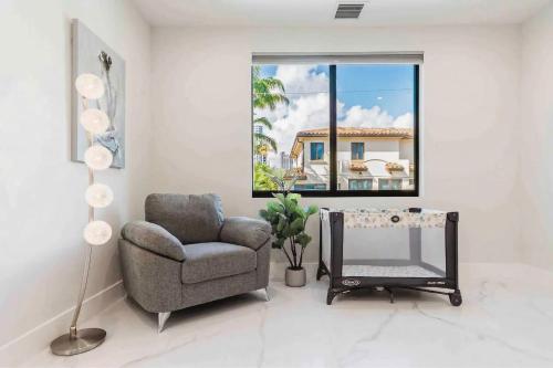 luxury paradise walk to las olas 5 mins to beach