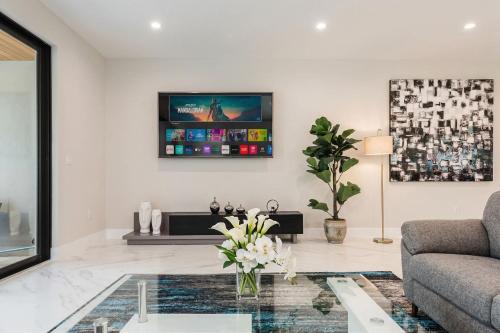 luxury paradise walk to las olas 5 mins to beach