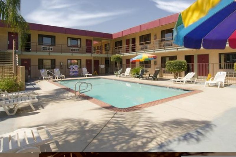 red roof inn bakersfield